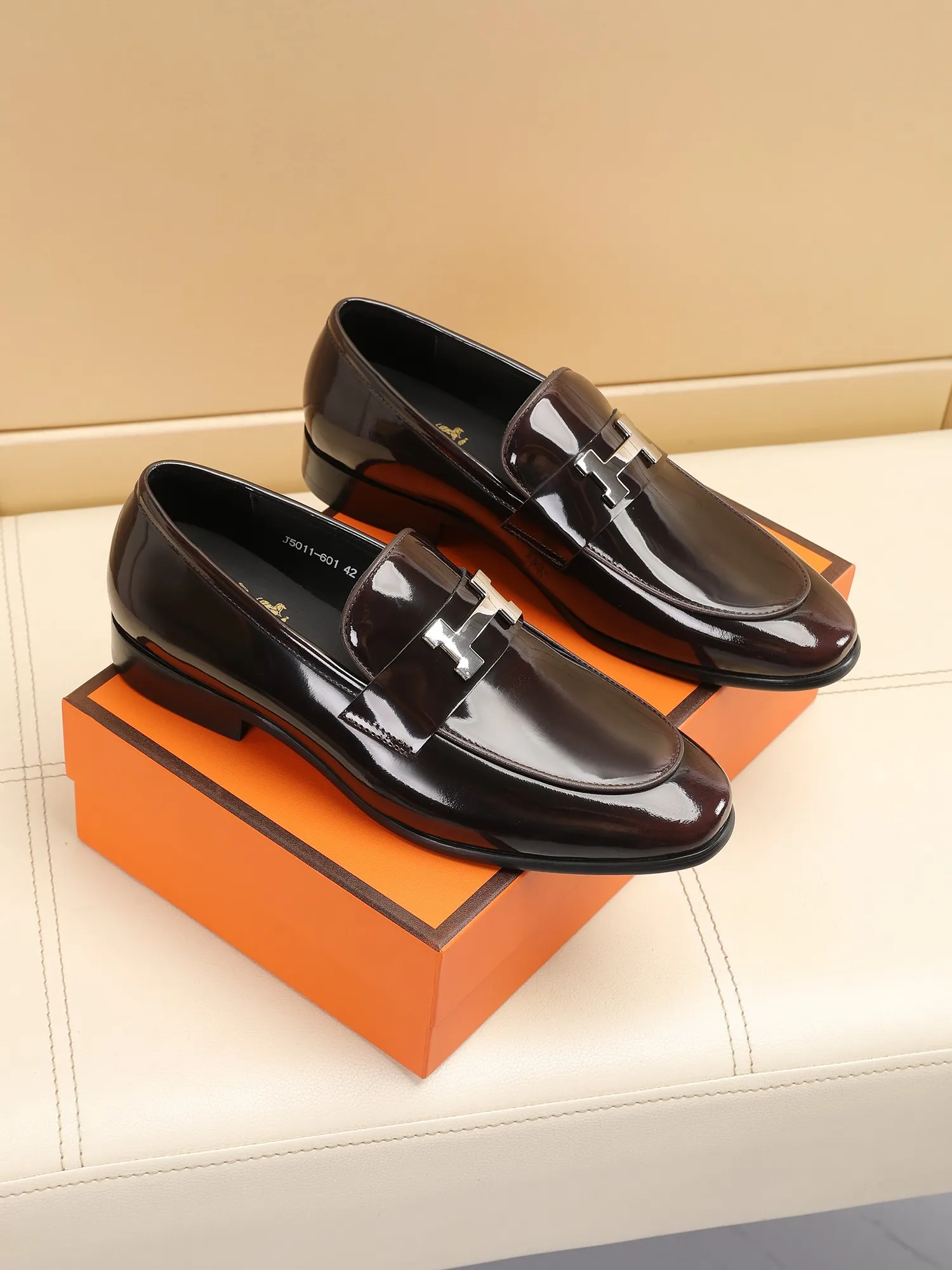 Factory price 460💶[HERMES] (cowhide lining)🍀Italian top luxury🍀He does not pursue novel styles and gorgeous colors, but attracts the favor of successful men with his flawless, elegant and classic style! This very, very comfortable, simple and stable style makes it easy to match any style! The pattern is absolutely 1:1 refined from the original case, and we strive for excellence in materials, imported cowhide + cowhide lining💪💪💪extraordinary texture👍! .Code number: 39 to 44 (38.4546 customized)